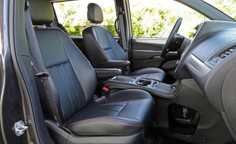 2017 Silver /Black Dodge Grand Caravan GT (2C4RDGEG0HR) with an 3.6L V6 DOHC 24V engine, 6A transmission, located at 3160 South Valley View Blvd, Las Vegas, NV, 89146, (888) 750-6845, 36.132458, -115.190247 - The 2017 Dodge Grand Caravan is all about transporting a bunch of people at an affordable price. This seven-passenger minivan undercuts its least expensive competitor by thousands of dollars when new. Even when loaded to the hilt with options, the price tag doesn't come close to its high-rent rivals- Photo#11