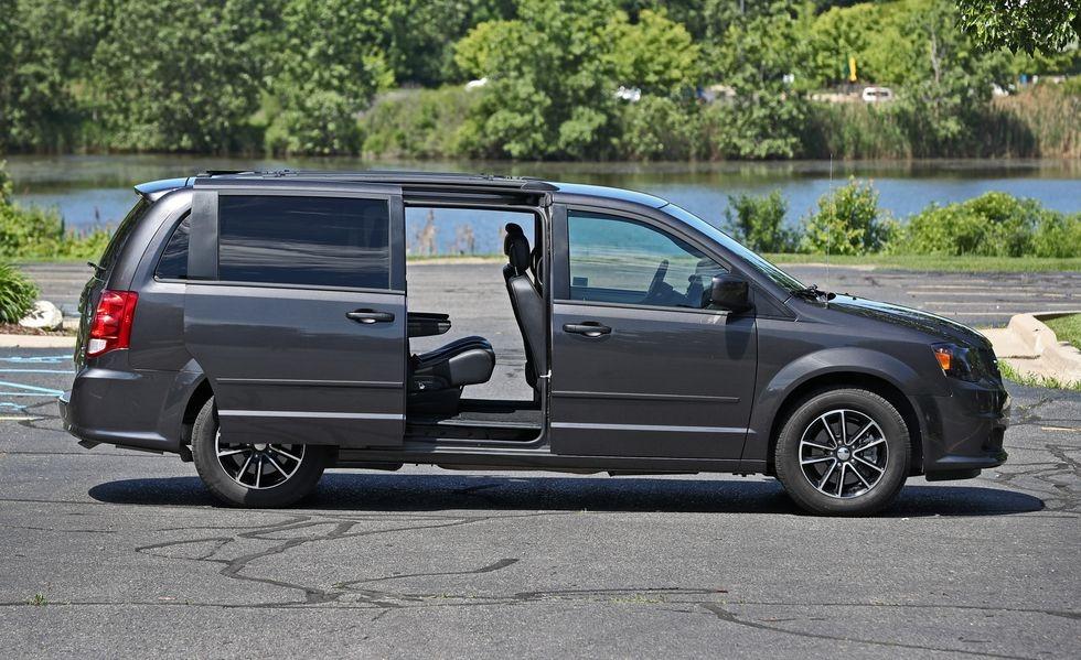 2017 Silver /Black Dodge Grand Caravan GT (2C4RDGEG0HR) with an 3.6L V6 DOHC 24V engine, 6A transmission, located at 3160 South Valley View Blvd, Las Vegas, NV, 89146, (888) 750-6845, 36.132458, -115.190247 - The 2017 Dodge Grand Caravan is all about transporting a bunch of people at an affordable price. This seven-passenger minivan undercuts its least expensive competitor by thousands of dollars when new. Even when loaded to the hilt with options, the price tag doesn't come close to its high-rent rivals- Photo#6