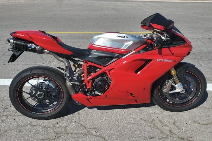 2008 Ducati 1099 S S (ZDM1XBEW18B) with an 1,098 cc L twin engine, Six-Speed Dry Clutch transmission, located at 3160 South Valley View Blvd, Las Vegas, NV, 89146, (888) 750-6845, 36.132458, -115.190247 - The Ducati 1098S boasts some gorgeous bodywork and slick design cues, but its real masterpiece lies beneath those pretty plastic panels. Underneath is a tubular steel trellis frame optimized for stiffness, and an L-twin engine produces 160 horsepower and 90.4 lb-ft of torque, routing exhaust fumes t- Photo#2