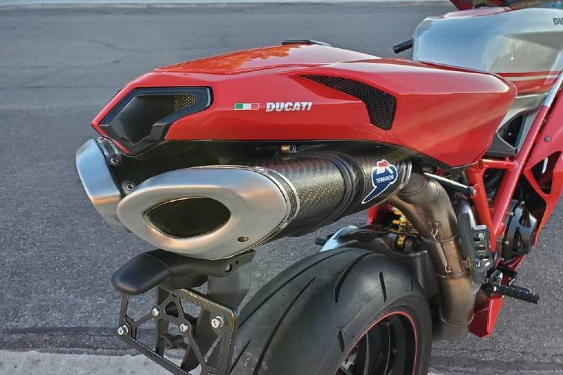 2008 Ducati 1099 S S (ZDM1XBEW18B) with an 1,098 cc L twin engine, Six-Speed Dry Clutch transmission, located at 3160 South Valley View Blvd, Las Vegas, NV, 89146, (888) 750-6845, 36.132458, -115.190247 - The Ducati 1098S boasts some gorgeous bodywork and slick design cues, but its real masterpiece lies beneath those pretty plastic panels. Underneath is a tubular steel trellis frame optimized for stiffness, and an L-twin engine produces 160 horsepower and 90.4 lb-ft of torque, routing exhaust fumes t- Photo#11