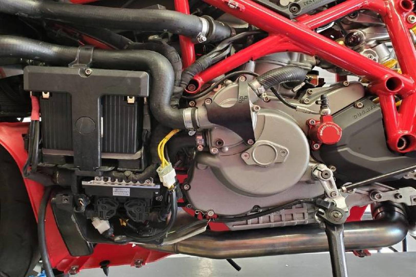2008 Ducati 1099 S S (ZDM1XBEW18B) with an 1,098 cc L twin engine, Six-Speed Dry Clutch transmission, located at 3160 South Valley View Blvd, Las Vegas, NV, 89146, (888) 750-6845, 36.132458, -115.190247 - The Ducati 1098S boasts some gorgeous bodywork and slick design cues, but its real masterpiece lies beneath those pretty plastic panels. Underneath is a tubular steel trellis frame optimized for stiffness, and an L-twin engine produces 160 horsepower and 90.4 lb-ft of torque, routing exhaust fumes t - Photo#12