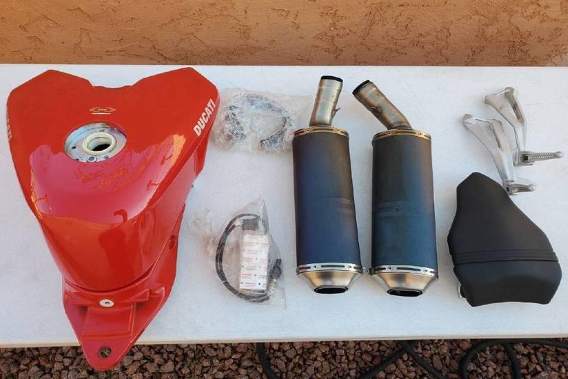 2008 Ducati 1099 S S (ZDM1XBEW18B) with an 1,098 cc L twin engine, Six-Speed Dry Clutch transmission, located at 3160 South Valley View Blvd, Las Vegas, NV, 89146, (888) 750-6845, 36.132458, -115.190247 - The Ducati 1098S boasts some gorgeous bodywork and slick design cues, but its real masterpiece lies beneath those pretty plastic panels. Underneath is a tubular steel trellis frame optimized for stiffness, and an L-twin engine produces 160 horsepower and 90.4 lb-ft of torque, routing exhaust fumes t- Photo#16