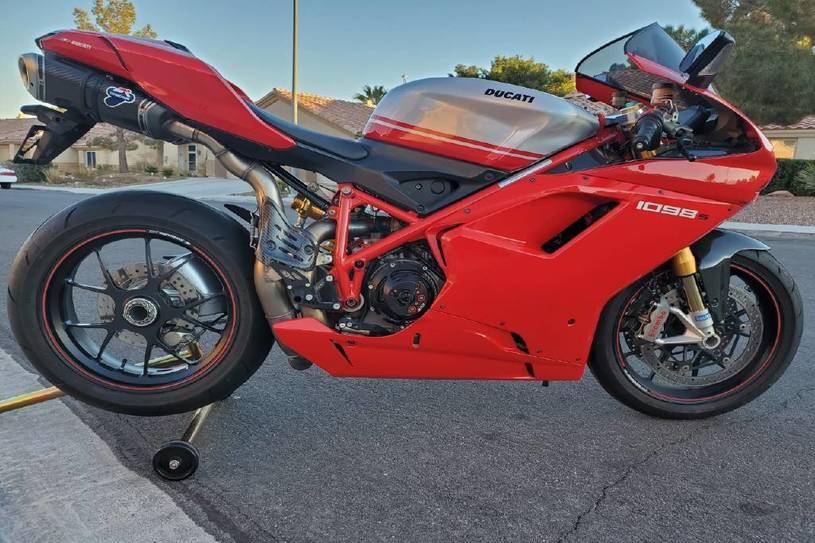 2008 Ducati 1099 S S (ZDM1XBEW18B) with an 1,098 cc L twin engine, Six-Speed Dry Clutch transmission, located at 3160 South Valley View Blvd, Las Vegas, NV, 89146, (888) 750-6845, 36.132458, -115.190247 - The Ducati 1098S boasts some gorgeous bodywork and slick design cues, but its real masterpiece lies beneath those pretty plastic panels. Underneath is a tubular steel trellis frame optimized for stiffness, and an L-twin engine produces 160 horsepower and 90.4 lb-ft of torque, routing exhaust fumes t- Photo#3