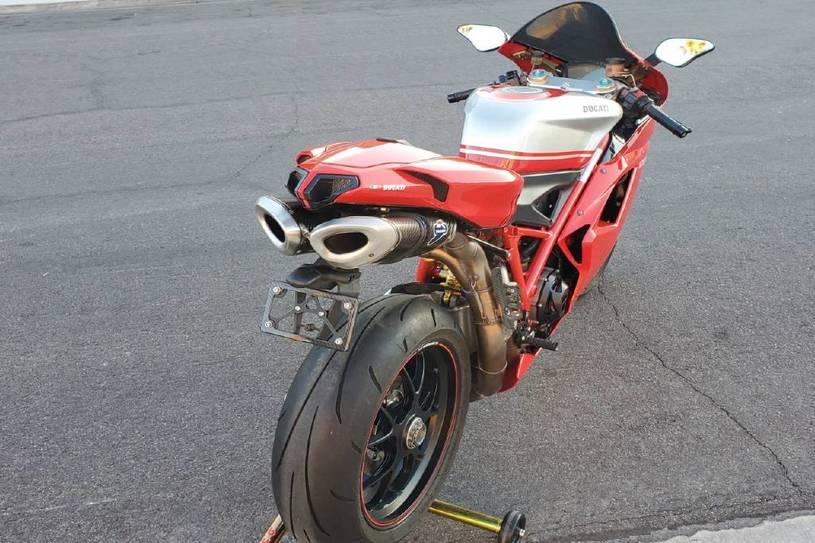2008 Ducati 1099 S S (ZDM1XBEW18B) with an 1,098 cc L twin engine, Six-Speed Dry Clutch transmission, located at 3160 South Valley View Blvd, Las Vegas, NV, 89146, (888) 750-6845, 36.132458, -115.190247 - The Ducati 1098S boasts some gorgeous bodywork and slick design cues, but its real masterpiece lies beneath those pretty plastic panels. Underneath is a tubular steel trellis frame optimized for stiffness, and an L-twin engine produces 160 horsepower and 90.4 lb-ft of torque, routing exhaust fumes t- Photo#4