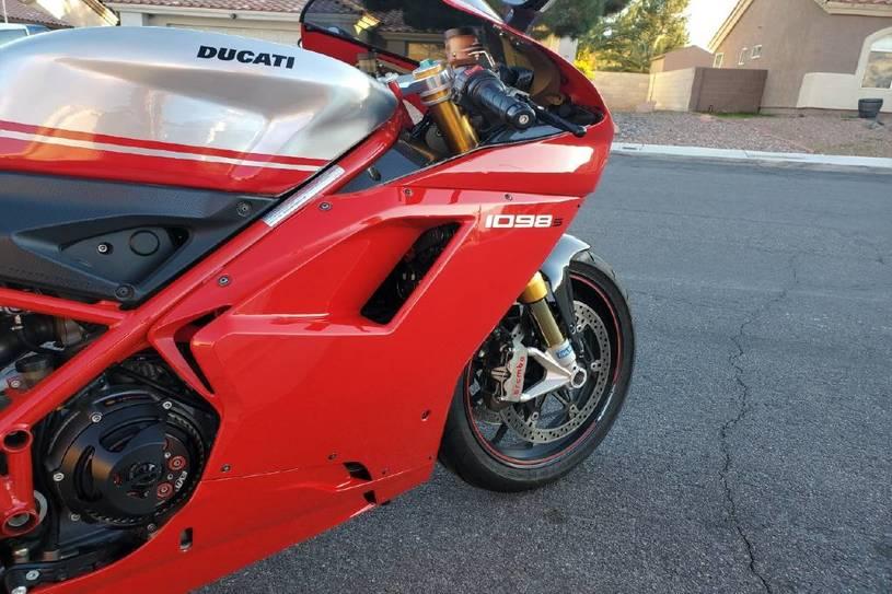 2008 Ducati 1099 S S (ZDM1XBEW18B) with an 1,098 cc L twin engine, Six-Speed Dry Clutch transmission, located at 3160 South Valley View Blvd, Las Vegas, NV, 89146, (888) 750-6845, 36.132458, -115.190247 - The Ducati 1098S boasts some gorgeous bodywork and slick design cues, but its real masterpiece lies beneath those pretty plastic panels. Underneath is a tubular steel trellis frame optimized for stiffness, and an L-twin engine produces 160 horsepower and 90.4 lb-ft of torque, routing exhaust fumes t- Photo#6