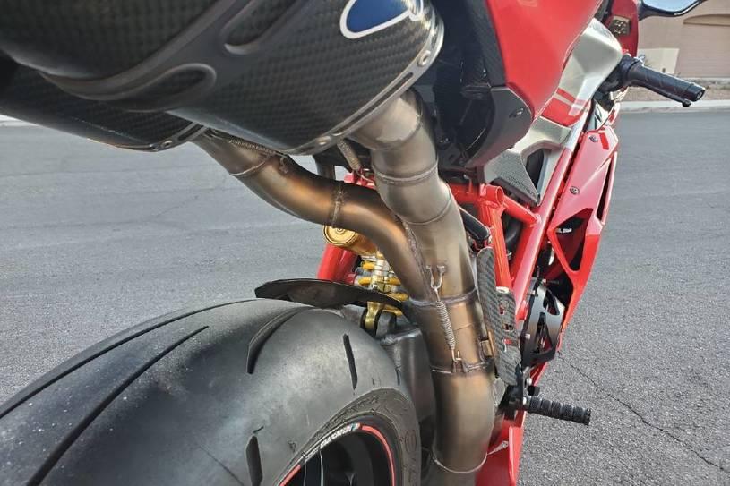 2008 Ducati 1099 S S (ZDM1XBEW18B) with an 1,098 cc L twin engine, Six-Speed Dry Clutch transmission, located at 3160 South Valley View Blvd, Las Vegas, NV, 89146, (888) 750-6845, 36.132458, -115.190247 - The Ducati 1098S boasts some gorgeous bodywork and slick design cues, but its real masterpiece lies beneath those pretty plastic panels. Underneath is a tubular steel trellis frame optimized for stiffness, and an L-twin engine produces 160 horsepower and 90.4 lb-ft of torque, routing exhaust fumes t- Photo#7